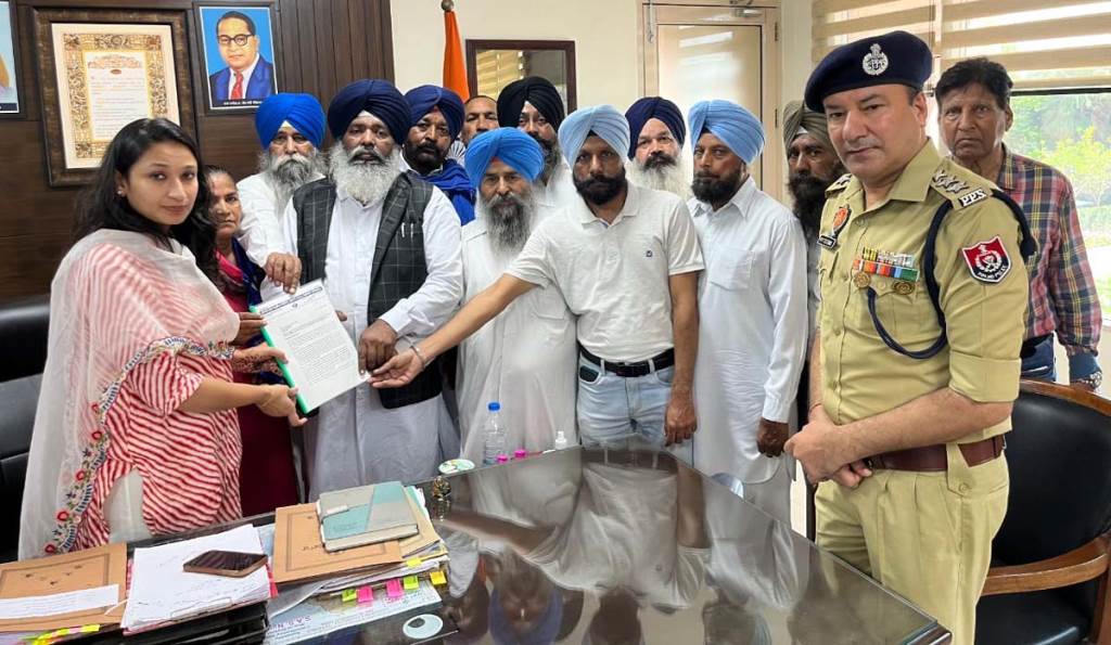 Bahujan Samaj Party staged a protest outside the DC office submitted a memorandum to the President Demanding that the ADGP suicide case be handed over to the CBI